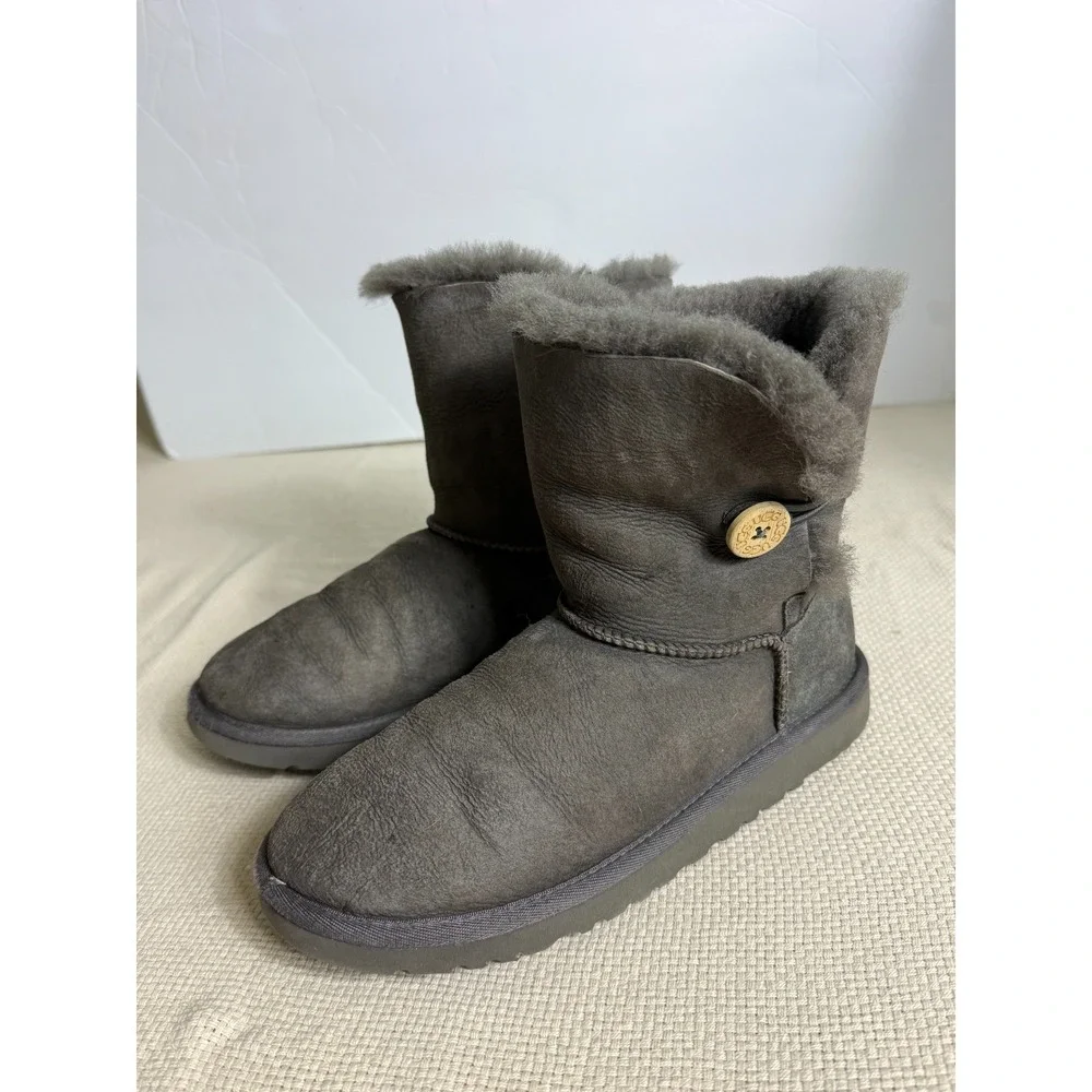 UGG Australia Bailey Button Gray Sheepskin Winter Boots Women's Size 6